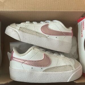Nike Kids Sneakers in White and Pink
